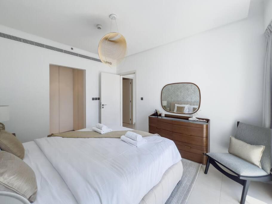 Modern 1br Panoramic View, West Avenue * دبي