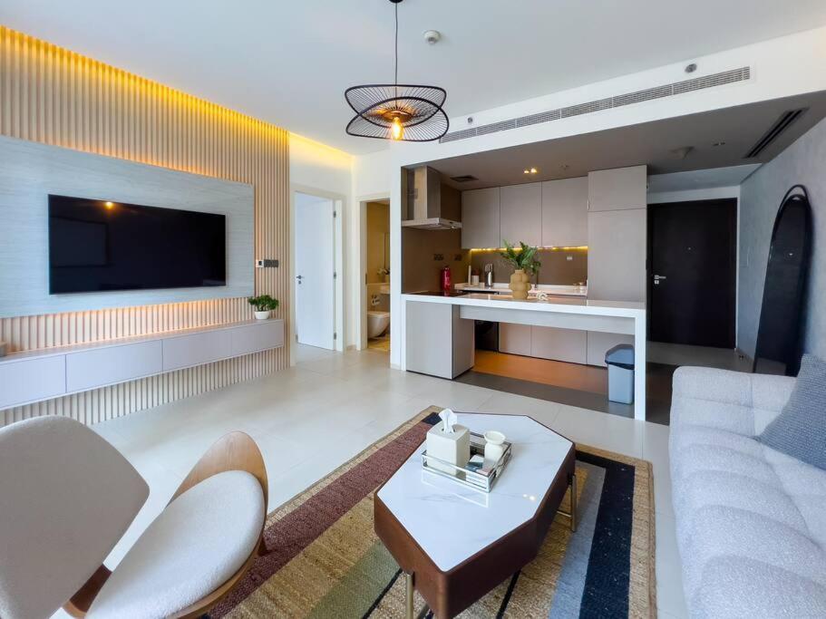 Modern 1br Panoramic View, West Avenue شقة