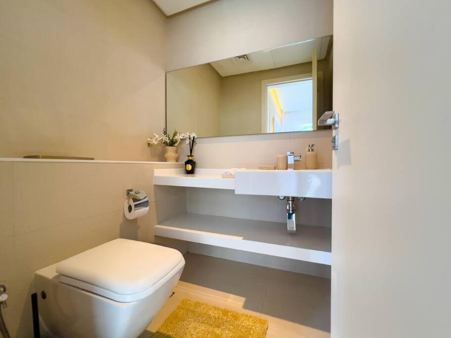 Modern 1br Panoramic View, West Avenue شقة