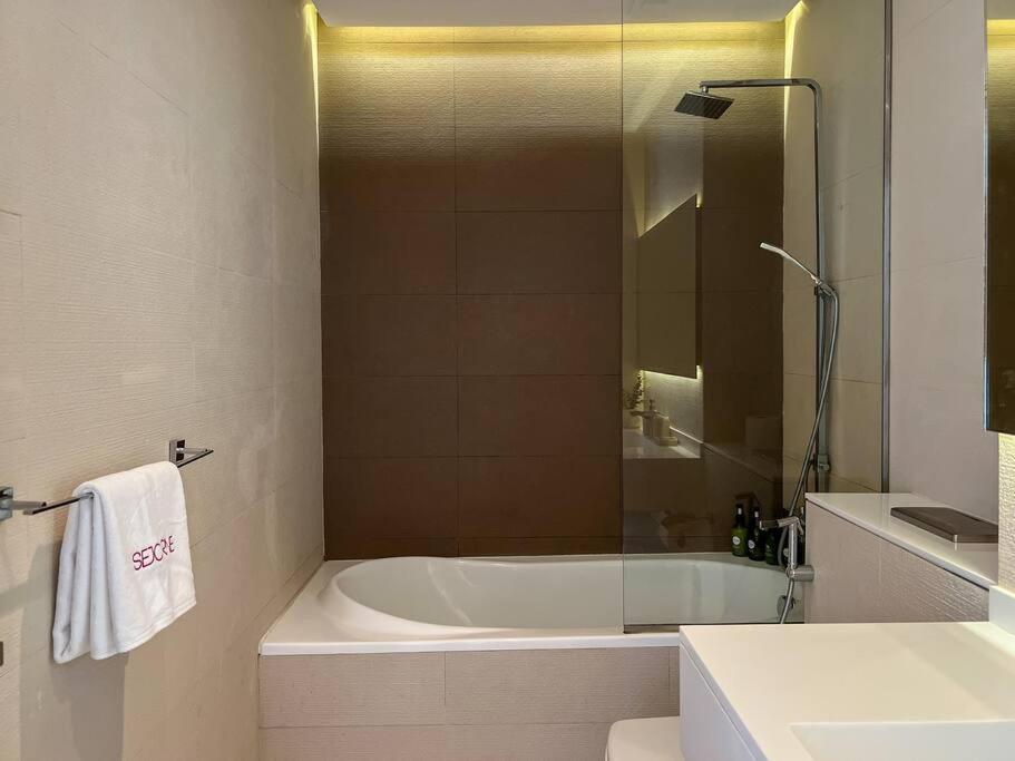 Modern 1br Panoramic View, West Avenue شقة *