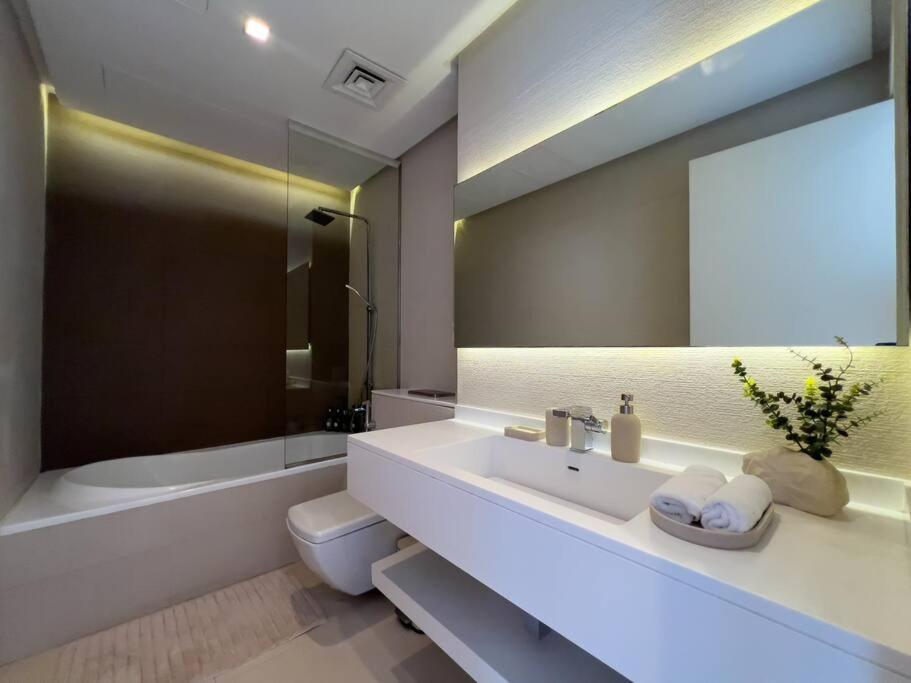 Modern 1br Panoramic View, West Avenue شقة