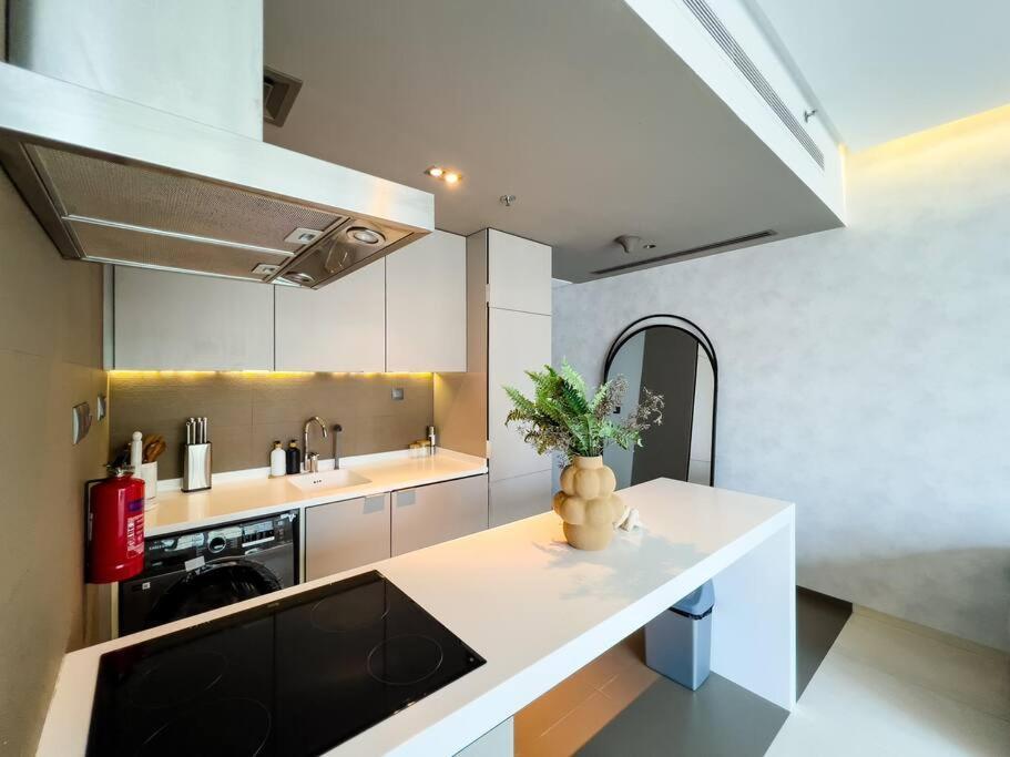 Modern 1br Panoramic View, West Avenue شقة *