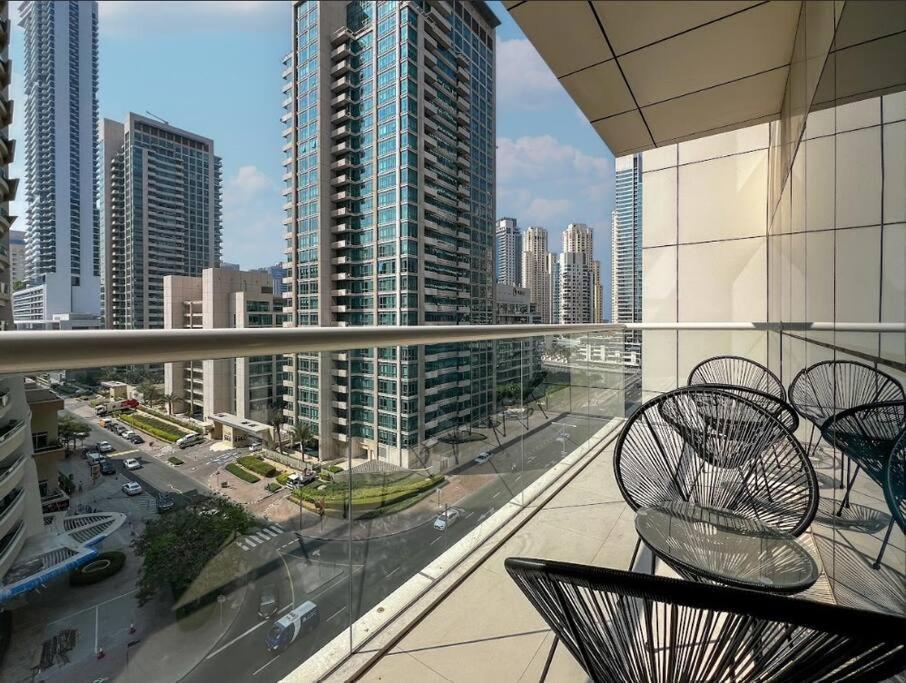 Modern 1br Panoramic View, West Avenue شقة *