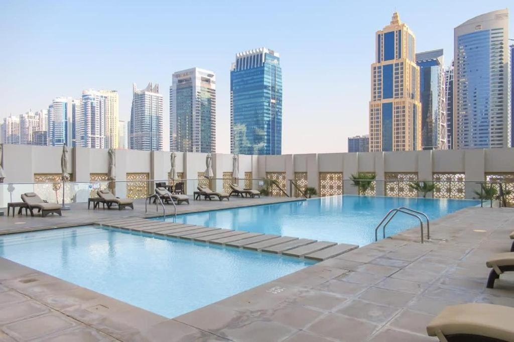 Modern 1br Panoramic View, West Avenue * دبي